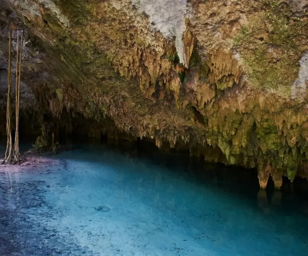 Cenote sacré maya avec caverne souter rain et eau turquoise cristalline